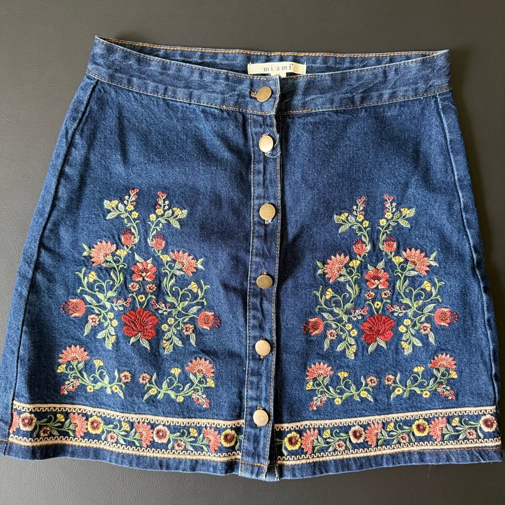 Francesca’s Miami floral embroidered buttoned mini skirt size medium